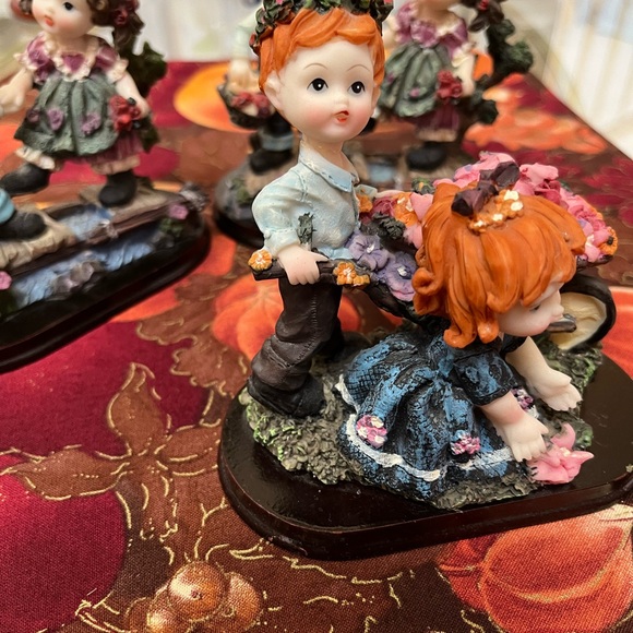 Bundle of ceramic cherubs figurines with floral scenery. - Picture 11 of 16